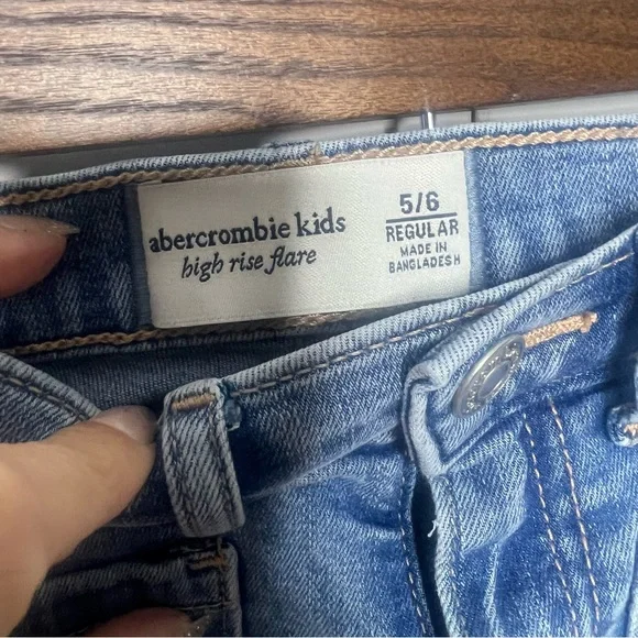 Abercrombie Kids Girls High-Rise Flare Jeans | Size 5/6 Regular - Picture 2 of 3